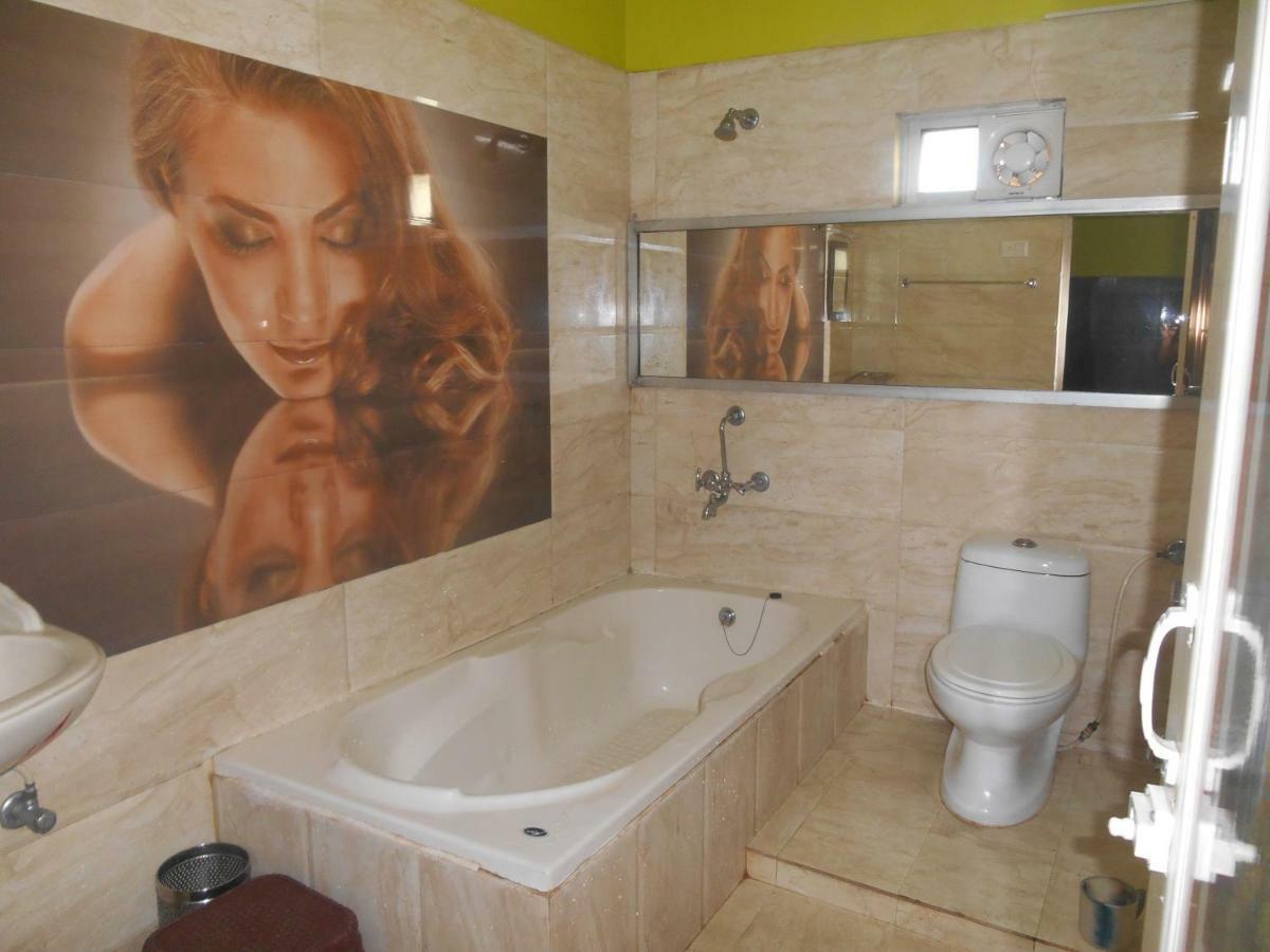 Hotel Surja Laxmi Raiganj Dış mekan fotoğraf